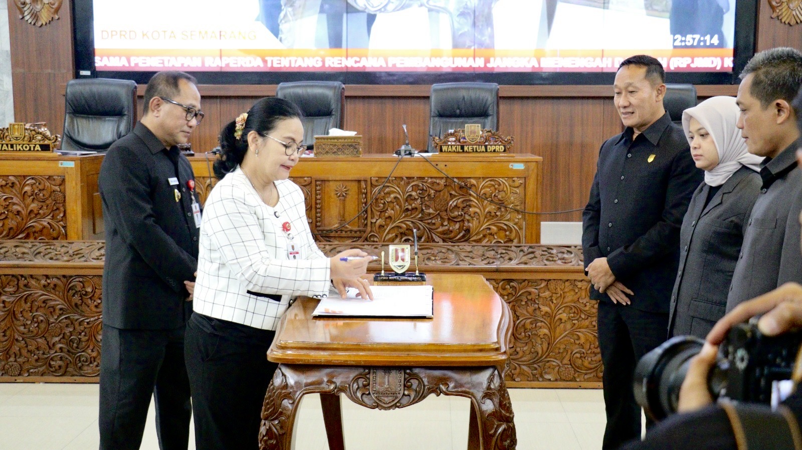 Image Blog Rapat Paripurna Persetujuan Bersama Penetapan Raperda tentang Rencana Pembangunan Jangka Menengah Daerah Kota Semarang Tahun 2025 2029 menjadi Perda